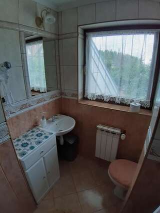 Проживание в семье Dom Wypoczynkowy Jędruś Бялка-Татшаньска Трехместный номер с собственной ванной комнатой вне номера-3