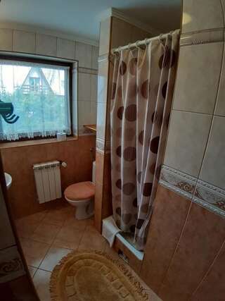 Проживание в семье Dom Wypoczynkowy Jędruś Бялка-Татшаньска Трехместный номер с собственной ванной комнатой вне номера-4